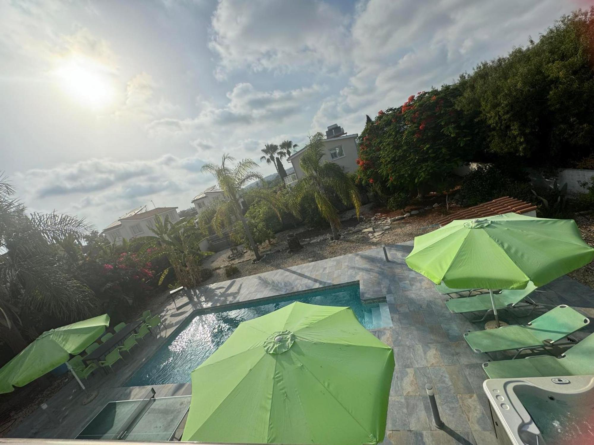 Villa Coralia Gardens 1Km From Coral Bay Beach Exteriör bild
